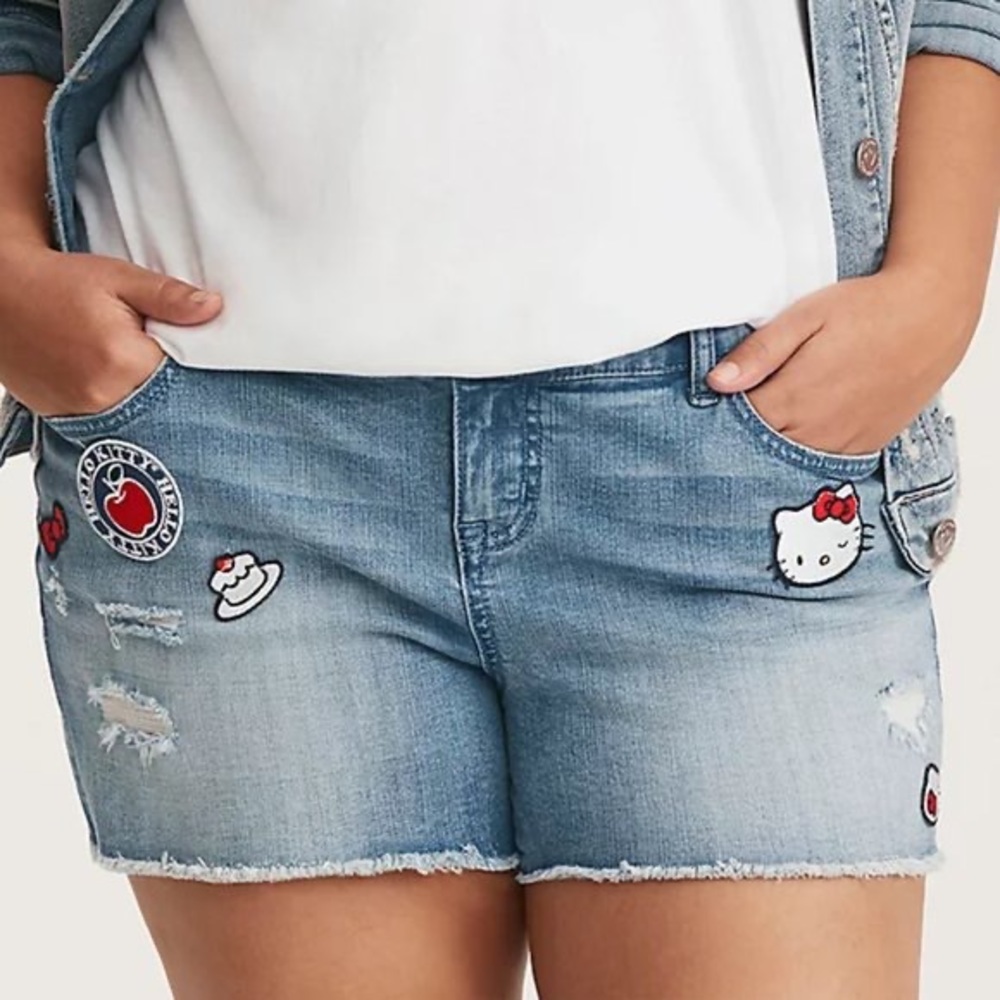 Hello Kitty x Torrid Patch Detail Distressed Denim Shorts Size 18